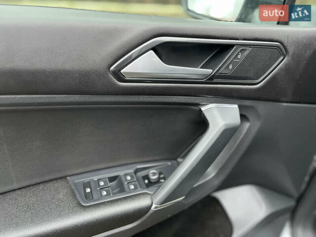 Серый Фольксваген Тигуан, объемом двигателя 2 л и пробегом 126 тыс. км за 19400 $, фото 4 на Automoto.ua