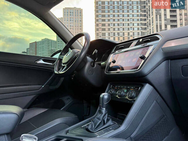 Серый Фольксваген Тигуан, объемом двигателя 2 л и пробегом 155 тыс. км за 18500 $, фото 23 на Automoto.ua