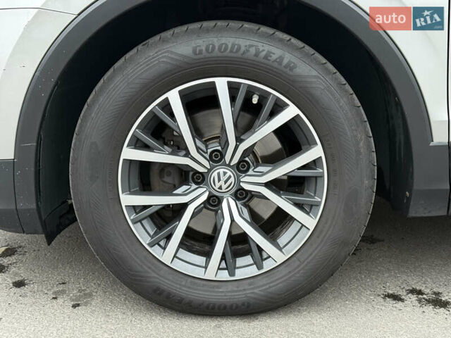 Серый Фольксваген Тигуан, объемом двигателя 2 л и пробегом 263 тыс. км за 18700 $, фото 47 на Automoto.ua