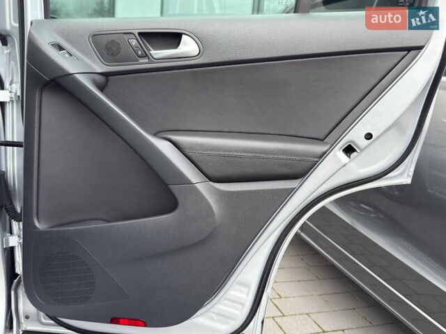 Серый Фольксваген Тигуан, объемом двигателя 2 л и пробегом 181 тыс. км за 15000 $, фото 45 на Automoto.ua