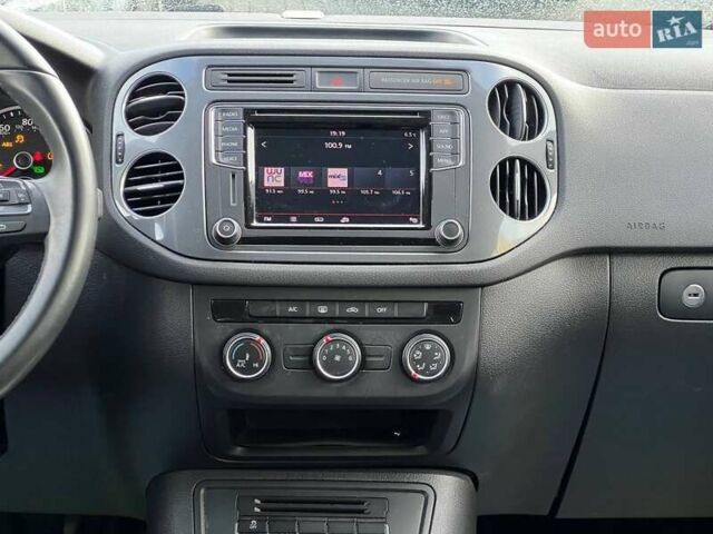 Сірий Фольксваген Тігуан, об'ємом двигуна 2 л та пробігом 196 тис. км за 13300 $, фото 16 на Automoto.ua