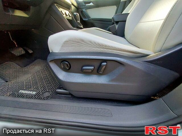 Серый Фольксваген Тигуан, объемом двигателя 2 л и пробегом 160 тыс. км за 24000 $, фото 5 на Automoto.ua