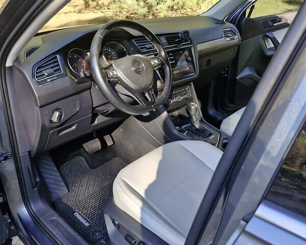 Серый Фольксваген Тигуан, объемом двигателя 1.98 л и пробегом 143 тыс. км за 20000 $, фото 11 на Automoto.ua