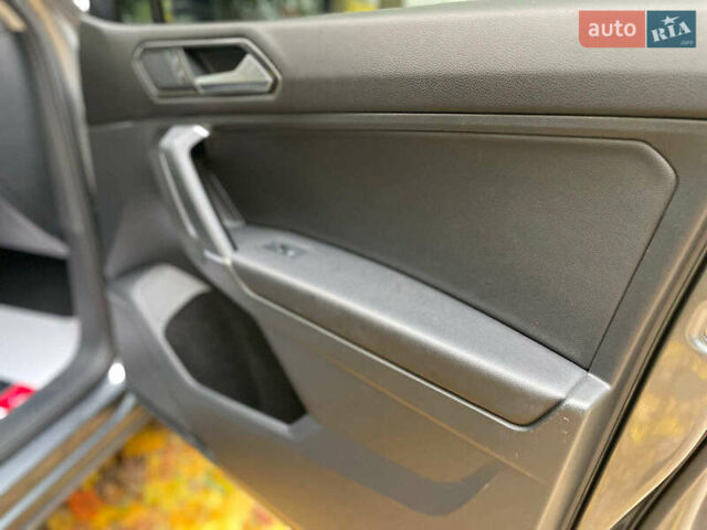 Серый Фольксваген Тигуан, объемом двигателя 2 л и пробегом 205 тыс. км за 16940 $, фото 39 на Automoto.ua