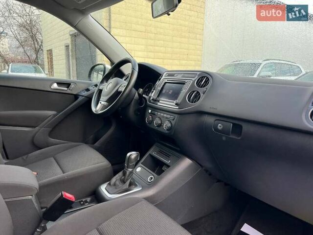 Сірий Фольксваген Тігуан, об'ємом двигуна 2 л та пробігом 196 тис. км за 13300 $, фото 23 на Automoto.ua