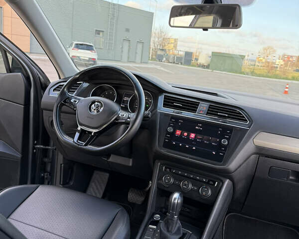 Серый Фольксваген Тигуан, объемом двигателя 2 л и пробегом 240 тыс. км за 14999 $, фото 19 на Automoto.ua