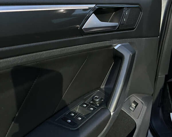 Серый Фольксваген Тигуан, объемом двигателя 1.97 л и пробегом 116 тыс. км за 28000 $, фото 23 на Automoto.ua