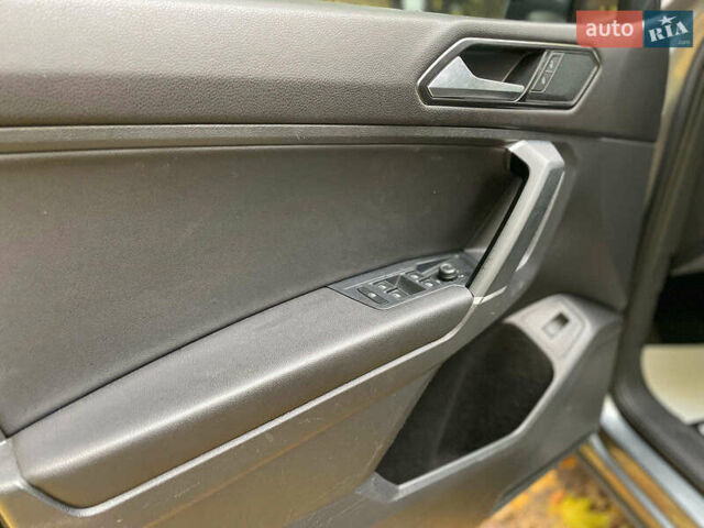 Серый Фольксваген Тигуан, объемом двигателя 2 л и пробегом 205 тыс. км за 16940 $, фото 28 на Automoto.ua