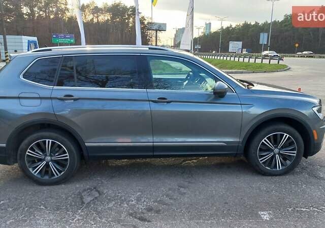 Серый Фольксваген Тигуан, объемом двигателя 2 л и пробегом 147 тыс. км за 23000 $, фото 5 на Automoto.ua
