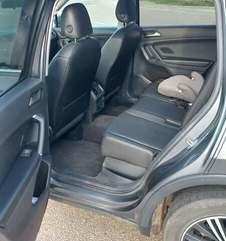 Серый Фольксваген Тигуан, объемом двигателя 2 л и пробегом 147 тыс. км за 23000 $, фото 4 на Automoto.ua