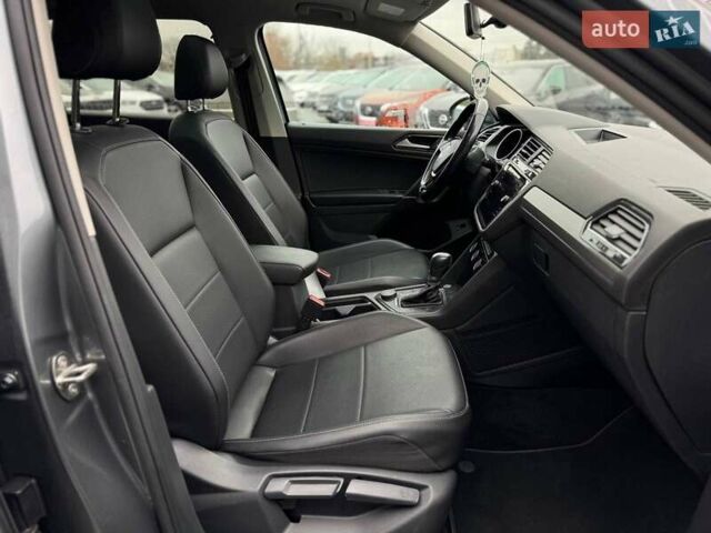 Сірий Фольксваген Тігуан, об'ємом двигуна 1.98 л та пробігом 152 тис. км за 18400 $, фото 59 на Automoto.ua