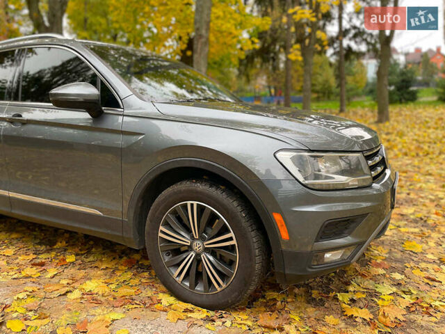 Серый Фольксваген Тигуан, объемом двигателя 2 л и пробегом 205 тыс. км за 16940 $, фото 5 на Automoto.ua