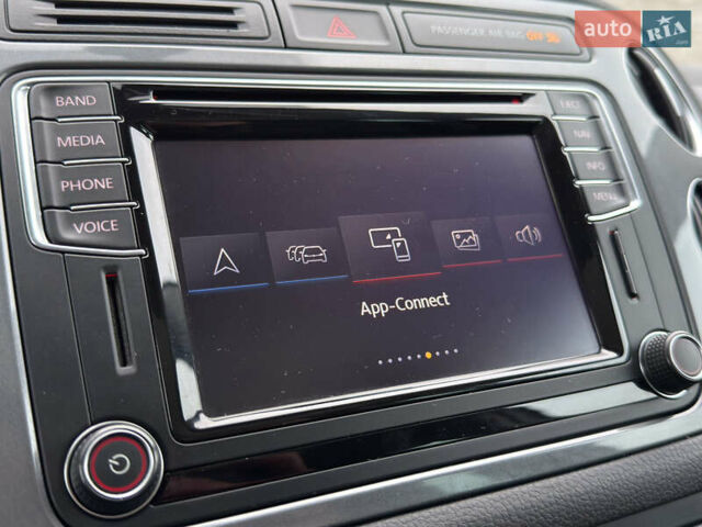 Серый Фольксваген Тигуан, объемом двигателя 2 л и пробегом 181 тыс. км за 15000 $, фото 26 на Automoto.ua