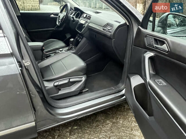 Серый Фольксваген Тигуан, объемом двигателя 2 л и пробегом 126 тыс. км за 19400 $, фото 7 на Automoto.ua