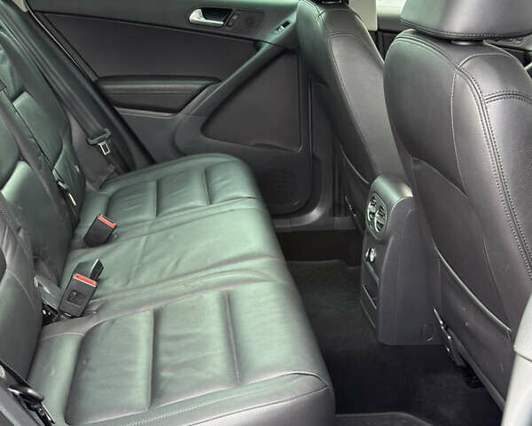 Серый Фольксваген Тигуан, объемом двигателя 2 л и пробегом 181 тыс. км за 15000 $, фото 12 на Automoto.ua