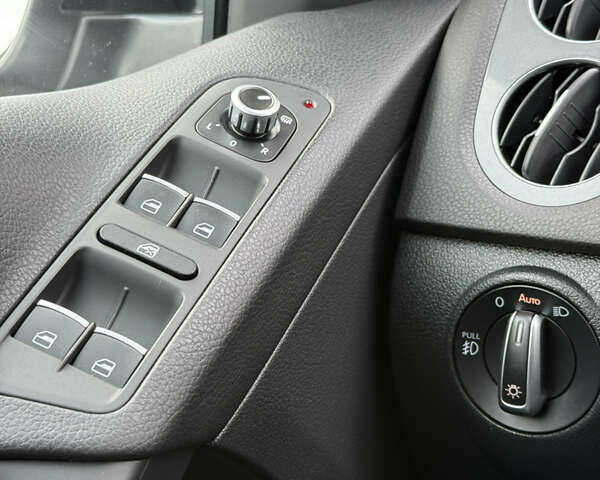 Серый Фольксваген Тигуан, объемом двигателя 2 л и пробегом 181 тыс. км за 15000 $, фото 31 на Automoto.ua