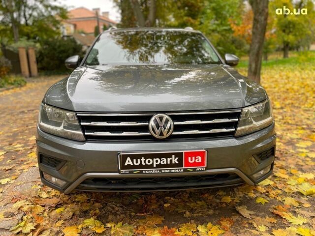 Серый Фольксваген Тигуан, объемом двигателя 2 л и пробегом 205 тыс. км за 16940 $, фото 2 на Automoto.ua