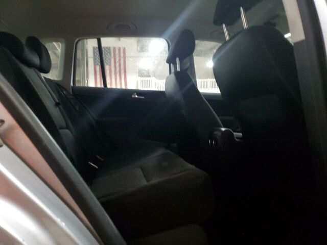 Сірий Фольксваген Тігуан, об'ємом двигуна 2 л та пробігом 187 тис. км за 6900 $, фото 10 на Automoto.ua