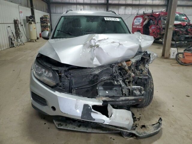 Сірий Фольксваген Тігуан, об'ємом двигуна 2 л та пробігом 187 тис. км за 6900 $, фото 1 на Automoto.ua