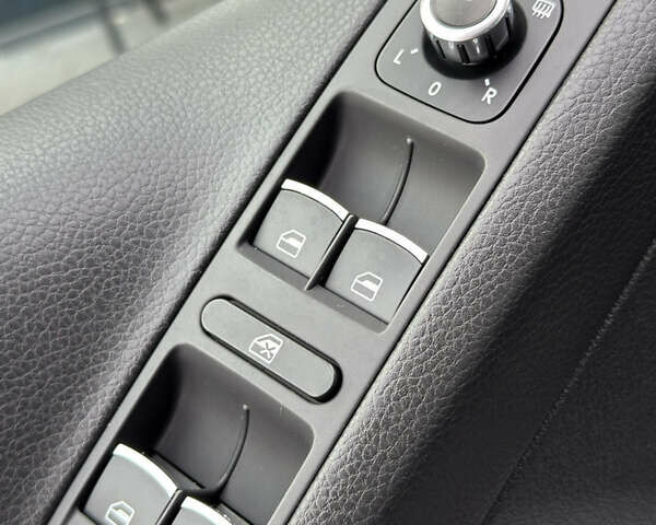 Серый Фольксваген Тигуан, объемом двигателя 2 л и пробегом 181 тыс. км за 15000 $, фото 32 на Automoto.ua