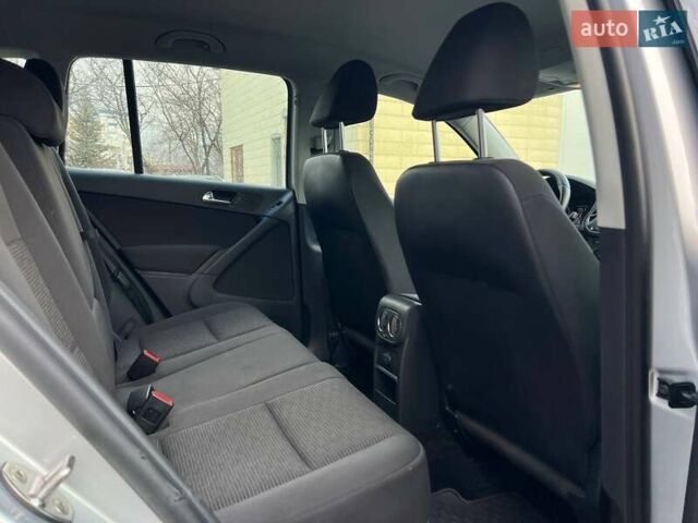 Сірий Фольксваген Тігуан, об'ємом двигуна 2 л та пробігом 196 тис. км за 13300 $, фото 25 на Automoto.ua