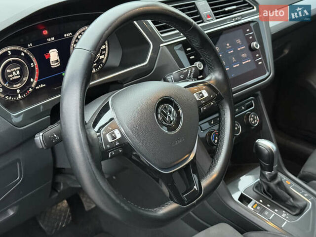 Серый Фольксваген Тигуан, объемом двигателя 2 л и пробегом 263 тыс. км за 18700 $, фото 19 на Automoto.ua