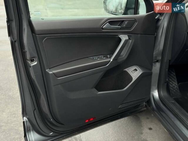 Сірий Фольксваген Тігуан, об'ємом двигуна 1.98 л та пробігом 152 тис. км за 18400 $, фото 28 на Automoto.ua