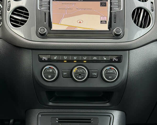 Серый Фольксваген Тигуан, объемом двигателя 2 л и пробегом 181 тыс. км за 15000 $, фото 20 на Automoto.ua