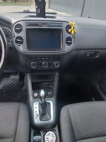 Серый Фольксваген Тигуан, объемом двигателя 1.98 л и пробегом 145 тыс. км за 12850 $, фото 12 на Automoto.ua