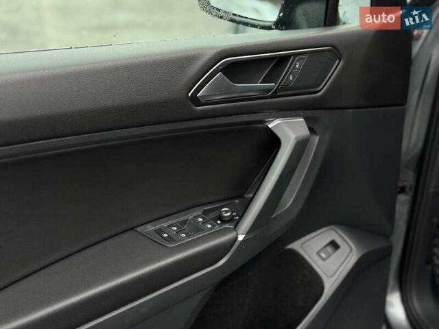 Сірий Фольксваген Тігуан, об'ємом двигуна 1.98 л та пробігом 152 тис. км за 18400 $, фото 29 на Automoto.ua