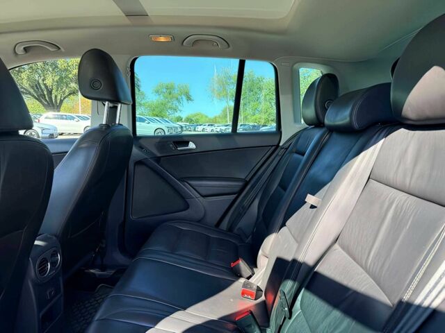 Серый Фольксваген Тигуан, объемом двигателя 2 л и пробегом 53 тыс. км за 12000 $, фото 10 на Automoto.ua