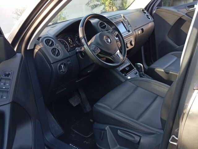 Серый Фольксваген Тигуан, объемом двигателя 2 л и пробегом 160 тыс. км за 15000 $, фото 3 на Automoto.ua