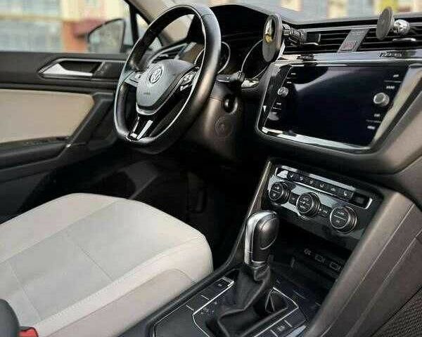 Серый Фольксваген Тигуан, объемом двигателя 2 л и пробегом 107 тыс. км за 16000 $, фото 4 на Automoto.ua