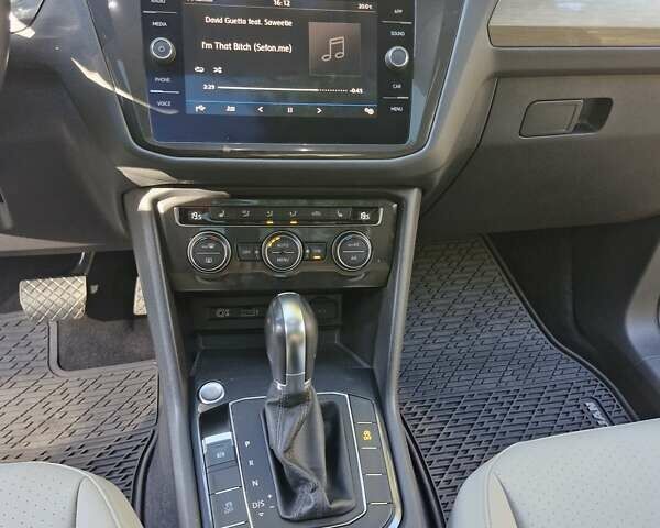 Серый Фольксваген Тигуан, объемом двигателя 1.98 л и пробегом 143 тыс. км за 20000 $, фото 13 на Automoto.ua