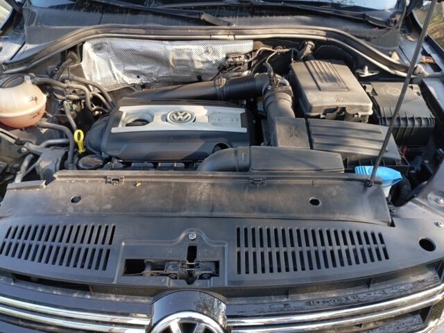 Серый Фольксваген Тигуан, объемом двигателя 2 л и пробегом 160 тыс. км за 15000 $, фото 1 на Automoto.ua