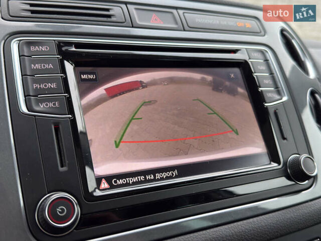 Серый Фольксваген Тигуан, объемом двигателя 2 л и пробегом 181 тыс. км за 15000 $, фото 27 на Automoto.ua