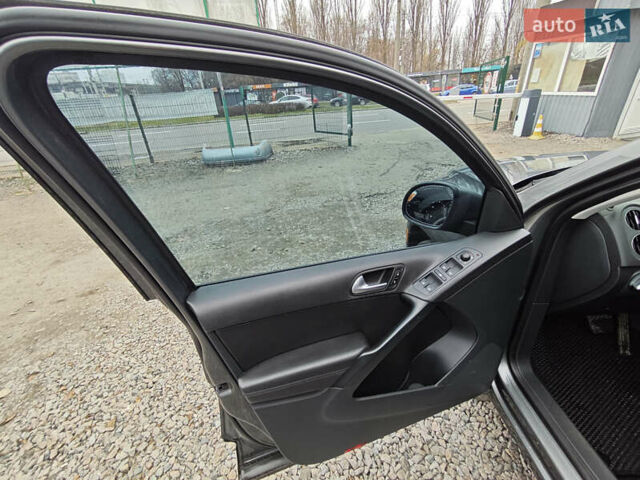 Серый Фольксваген Тигуан, объемом двигателя 1.98 л и пробегом 207 тыс. км за 13200 $, фото 10 на Automoto.ua