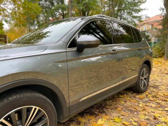 Серый Фольксваген Тигуан, объемом двигателя 2 л и пробегом 205 тыс. км за 16940 $, фото 19 на Automoto.ua