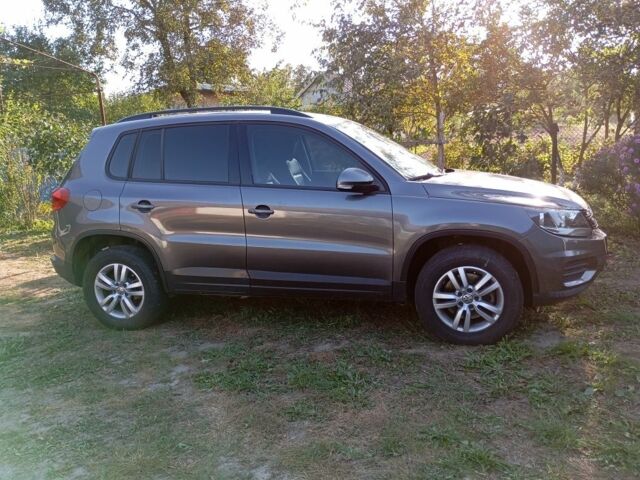 Серый Фольксваген Тигуан, объемом двигателя 2 л и пробегом 160 тыс. км за 15000 $, фото 7 на Automoto.ua