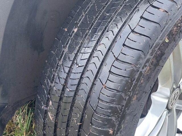 Сірий Фольксваген Тігуан, об'ємом двигуна 2 л та пробігом 48 тис. км за 14000 $, фото 5 на Automoto.ua