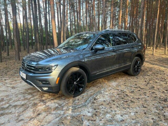 Серый Фольксваген Тигуан, объемом двигателя 2 л и пробегом 215 тыс. км за 21000 $, фото 1 на Automoto.ua