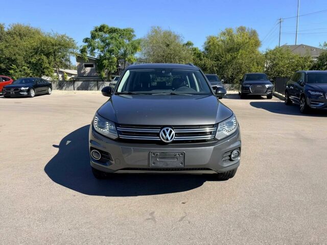 Серый Фольксваген Тигуан, объемом двигателя 2 л и пробегом 53 тыс. км за 12000 $, фото 1 на Automoto.ua