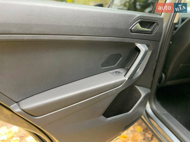 Серый Фольксваген Тигуан, объемом двигателя 2 л и пробегом 205 тыс. км за 16940 $, фото 20 на Automoto.ua