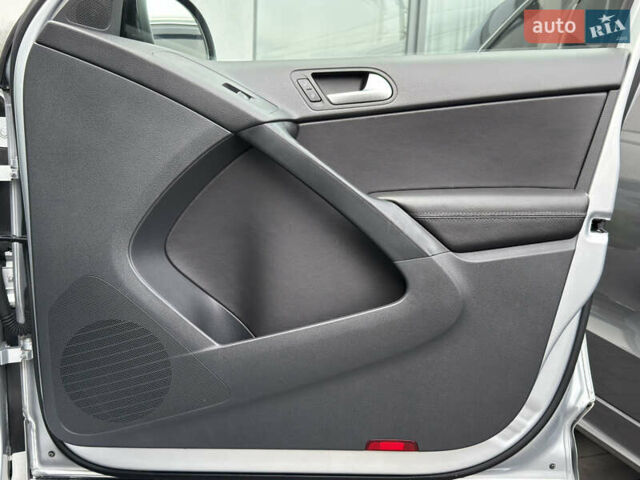 Серый Фольксваген Тигуан, объемом двигателя 2 л и пробегом 181 тыс. км за 15000 $, фото 44 на Automoto.ua