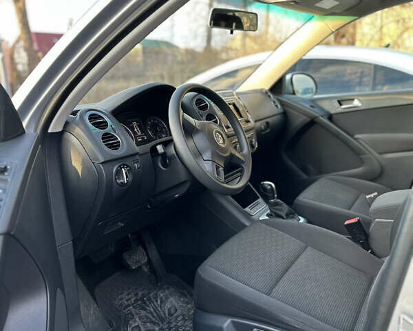 Серый Фольксваген Тигуан, объемом двигателя 2 л и пробегом 104 тыс. км за 13200 $, фото 7 на Automoto.ua