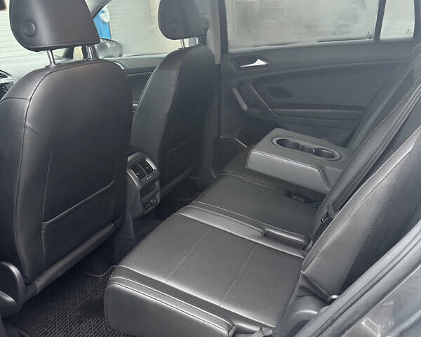 Серый Фольксваген Тигуан, объемом двигателя 1.98 л и пробегом 128 тыс. км за 17500 $, фото 3 на Automoto.ua