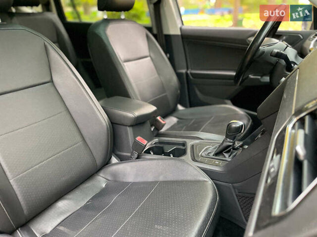 Серый Фольксваген Тигуан, объемом двигателя 2 л и пробегом 205 тыс. км за 16940 $, фото 40 на Automoto.ua