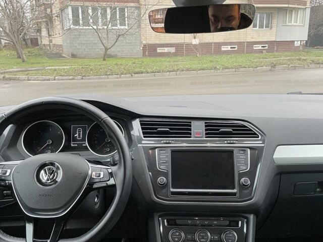 Сірий Фольксваген Тігуан, об'ємом двигуна 2 л та пробігом 250 тис. км за 15900 $, фото 1 на Automoto.ua