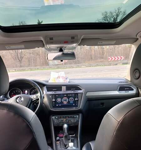 Серый Фольксваген Тигуан, объемом двигателя 2 л и пробегом 147 тыс. км за 23000 $, фото 1 на Automoto.ua