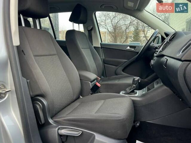 Сірий Фольксваген Тігуан, об'ємом двигуна 2 л та пробігом 196 тис. км за 13300 $, фото 22 на Automoto.ua